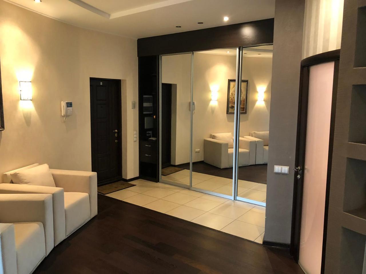 Cozy In A New Building Close To The Downtown